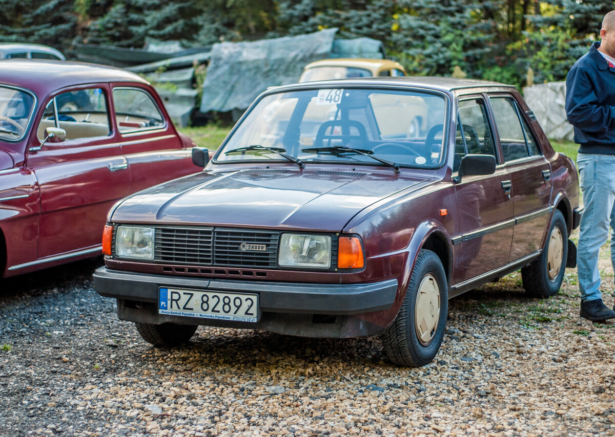 Działo się, oj działo w sobotę w Muzeum PRL-u. Udało nam się dotrzeć w godzinach popołudniowych, aby sfotografować ich ekspozycję oraz świetny zlot zabytkowych samochodów.