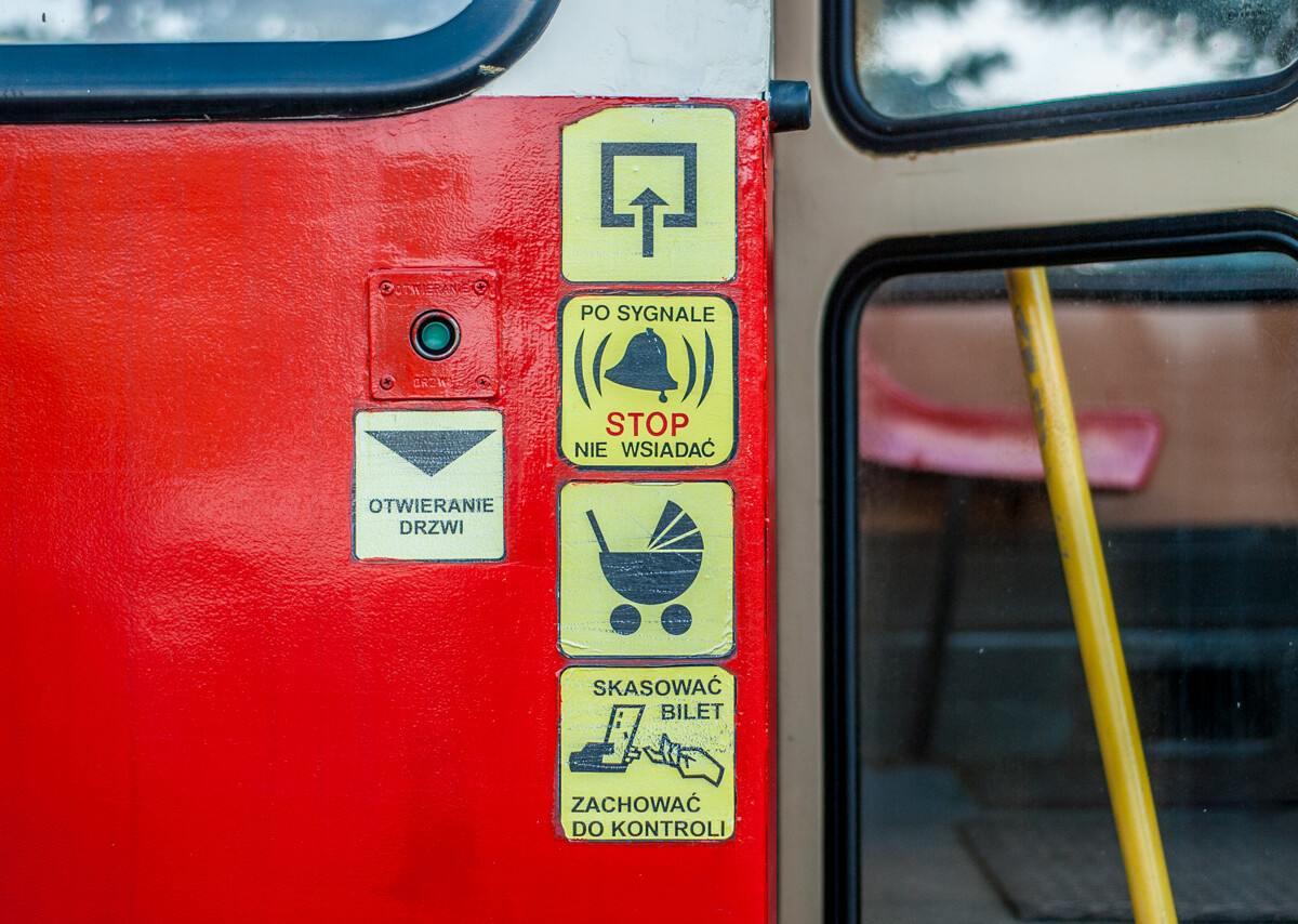 Działo się, oj działo w sobotę w Muzeum PRL-u. Udało nam się dotrzeć w godzinach popołudniowych, aby sfotografować ich ekspozycję oraz świetny zlot zabytkowych samochodów.