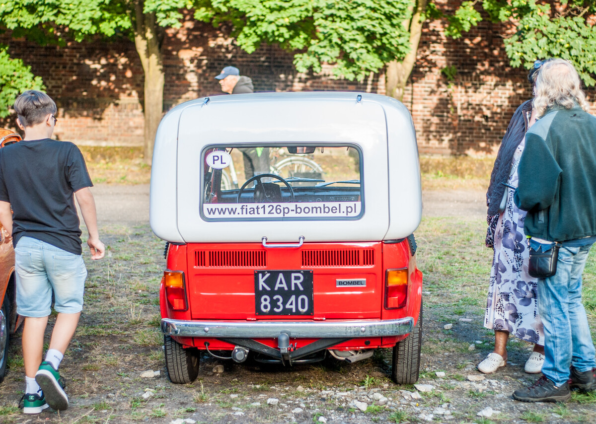 Działo się, oj działo w sobotę w Muzeum PRL-u. Udało nam się dotrzeć w godzinach popołudniowych, aby sfotografować ich ekspozycję oraz świetny zlot zabytkowych samochodów.