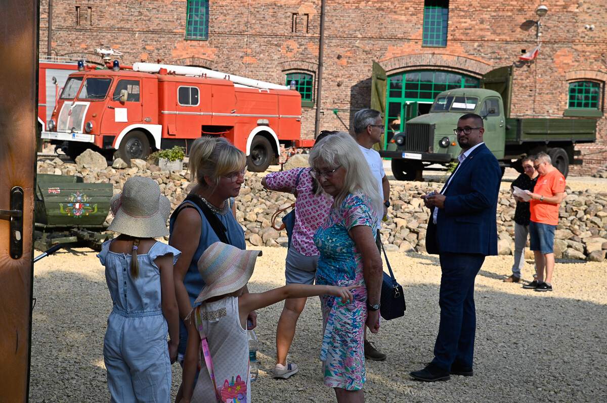 7 września w Muzeum Historii Polski Ludowej odbyła się impreza z okazji końca lata, połączona ze zlotem pojazdów minionej epoki. / fot. Magdalena Ruda