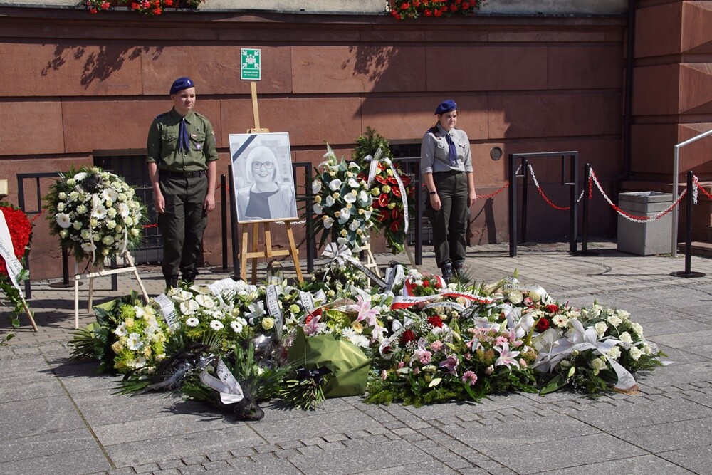 Prezydent Rudy Śląskiej - Grażyna Dziedzic zmarła w 16 czerwca po trudnej walce z chorobą nowotworową. Jej oficjalne pożegnanie odbyło się dzisiaj w kościele św. Pawła Apostoła w Nowym Bytomiu. 