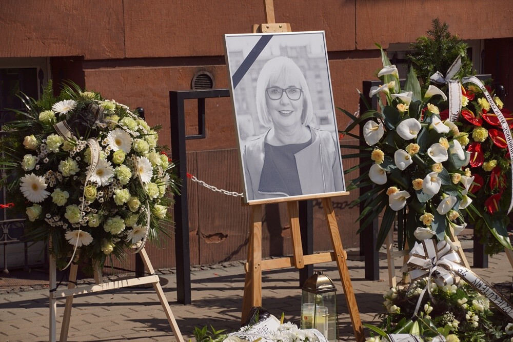 Prezydent Rudy Śląskiej - Grażyna Dziedzic zmarła w 16 czerwca po trudnej walce z chorobą nowotworową. Jej oficjalne pożegnanie odbyło się dzisiaj w kościele św. Pawła Apostoła w Nowym Bytomiu. 