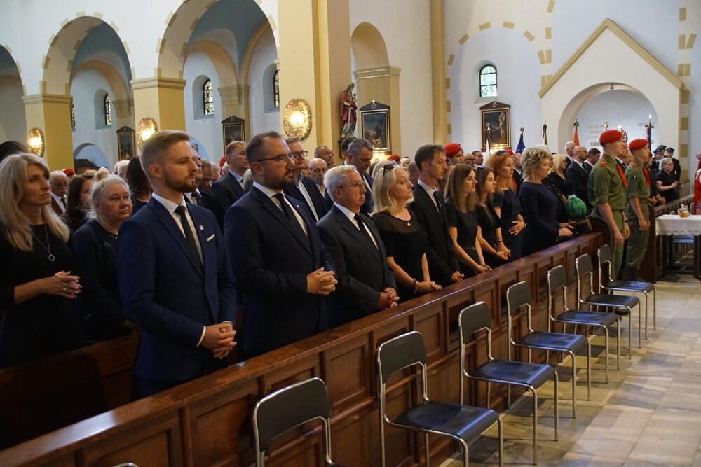 Prezydent Rudy Śląskiej - Grażyna Dziedzic zmarła w 16 czerwca po trudnej walce z chorobą nowotworową. Jej oficjalne pożegnanie odbyło się dzisiaj w kościele św. Pawła Apostoła w Nowym Bytomiu. 