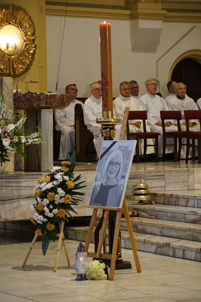 Prezydent Rudy Śląskiej - Grażyna Dziedzic zmarła w 16 czerwca po trudnej walce z chorobą nowotworową. Jej oficjalne pożegnanie odbyło się dzisiaj w kościele św. Pawła Apostoła w Nowym Bytomiu. 