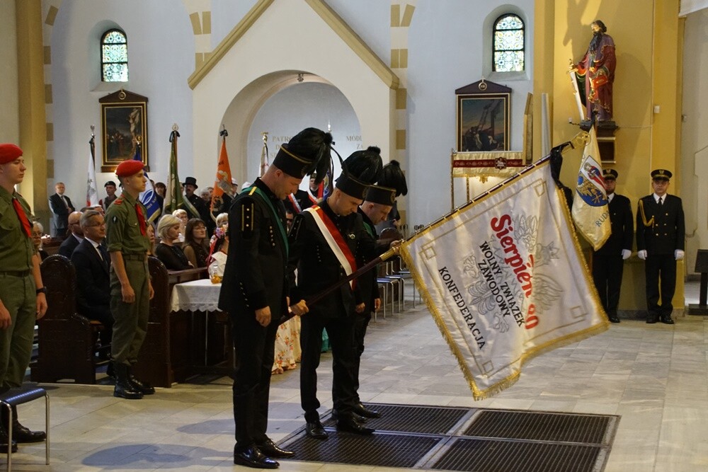 Prezydent Rudy Śląskiej - Grażyna Dziedzic zmarła w 16 czerwca po trudnej walce z chorobą nowotworową. Jej oficjalne pożegnanie odbyło się dzisiaj w kościele św. Pawła Apostoła w Nowym Bytomiu. 