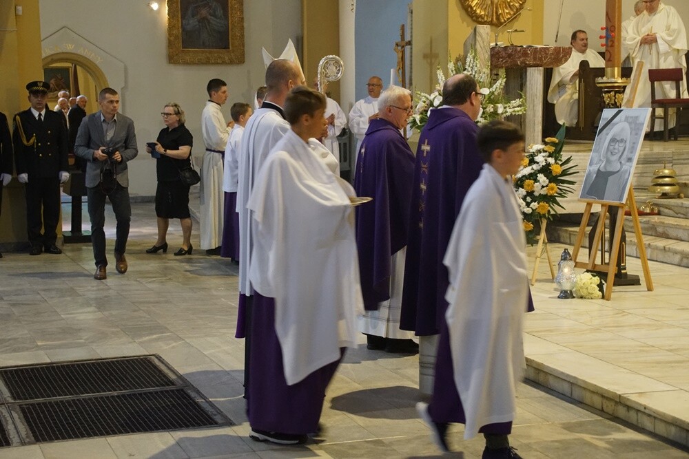 Prezydent Rudy Śląskiej - Grażyna Dziedzic zmarła w 16 czerwca po trudnej walce z chorobą nowotworową. Jej oficjalne pożegnanie odbyło się dzisiaj w kościele św. Pawła Apostoła w Nowym Bytomiu. 