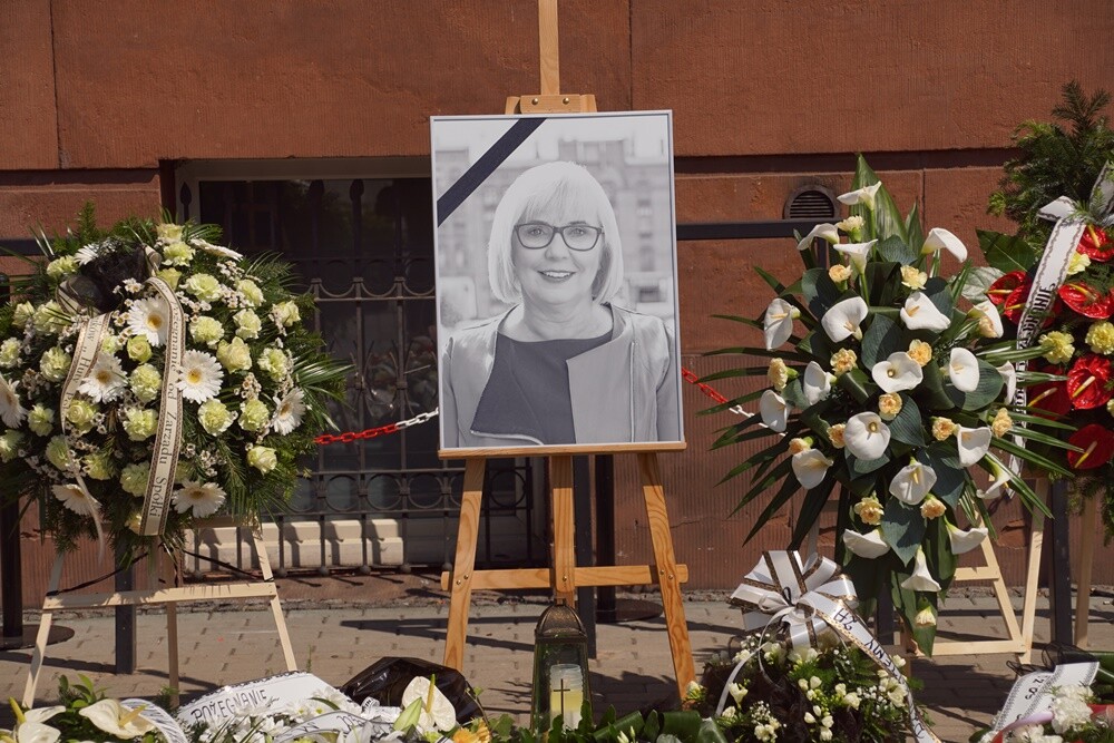 Prezydent Rudy Śląskiej - Grażyna Dziedzic zmarła w 16 czerwca po trudnej walce z chorobą nowotworową. Jej oficjalne pożegnanie odbyło się dzisiaj w kościele św. Pawła Apostoła w Nowym Bytomiu. 