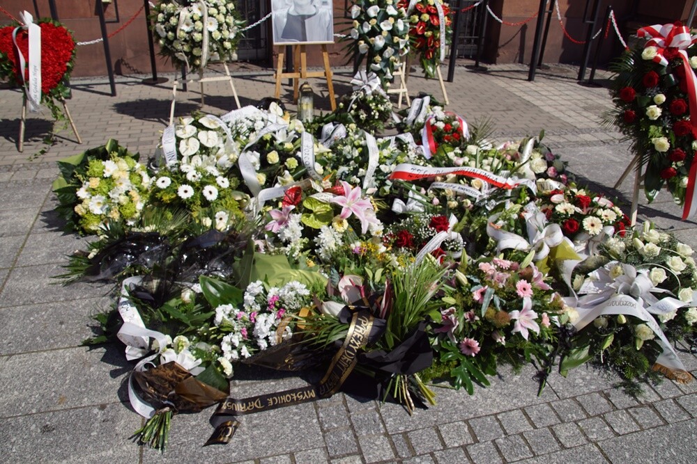Prezydent Rudy Śląskiej - Grażyna Dziedzic zmarła w 16 czerwca po trudnej walce z chorobą nowotworową. Jej oficjalne pożegnanie odbyło się dzisiaj w kościele św. Pawła Apostoła w Nowym Bytomiu. 