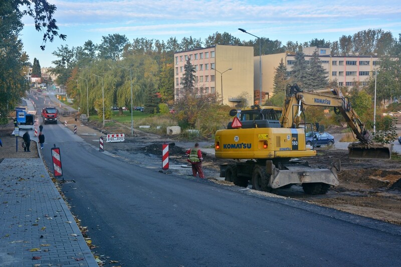 Prace na ul. Czarnoleśnej wciąż trwają. Kiedy zaplanowano ich zakończenie? [FOTO]