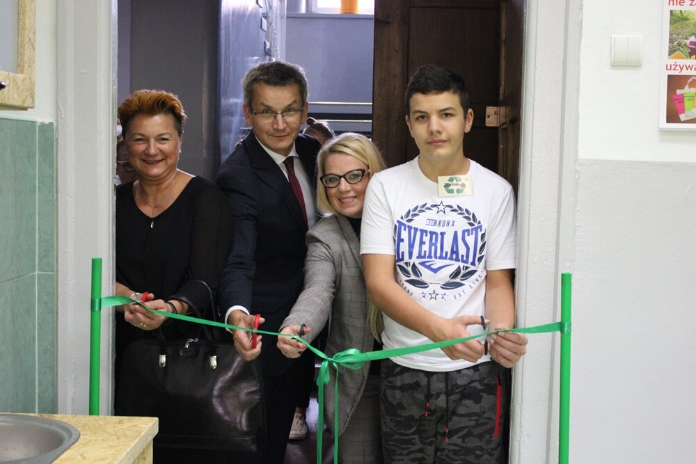 Uczniowie Szkoły Podstawowej nr 1 w Nowym Bytomiu mają ekologiczną zieloną pracownię. Od dzisiaj mogą uczyć się przy pomocy nowoczesnych sprzętów multimedialnych.