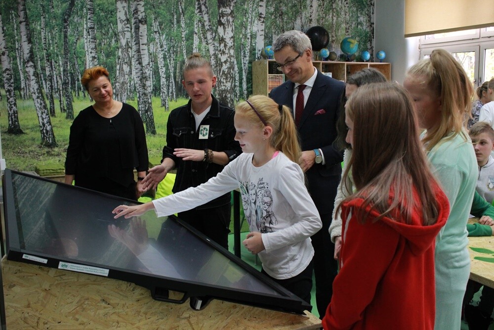 Uczniowie Szkoły Podstawowej nr 1 w Nowym Bytomiu mają ekologiczną zieloną pracownię. Od dzisiaj mogą uczyć się przy pomocy nowoczesnych sprzętów multimedialnych.