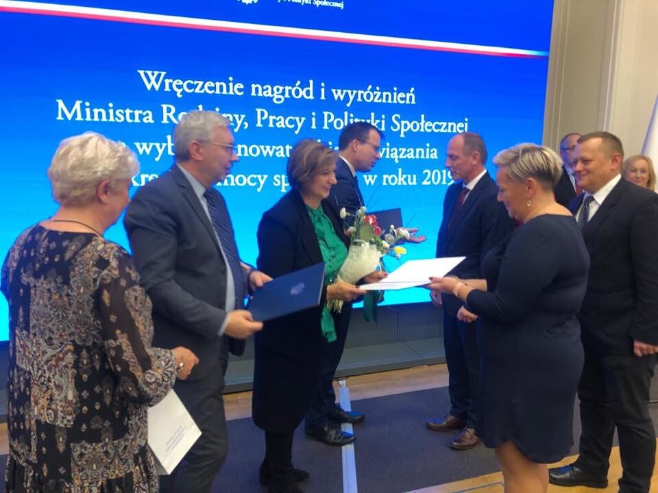 Pracownicy Ośrodka Pomocy Społecznej w Rudzie Śląskiej wyróżnieni przez Ministra Rodziny, Pracy i Polityki Społecznej! Dyrektor Krystian Morys, a także Urszula Cłapka i Fabian Szajor otrzymali list gratulacyjny za wybitne, nowatorskie rozwiązania w zakresie pomocy społecznej w roku 2019.