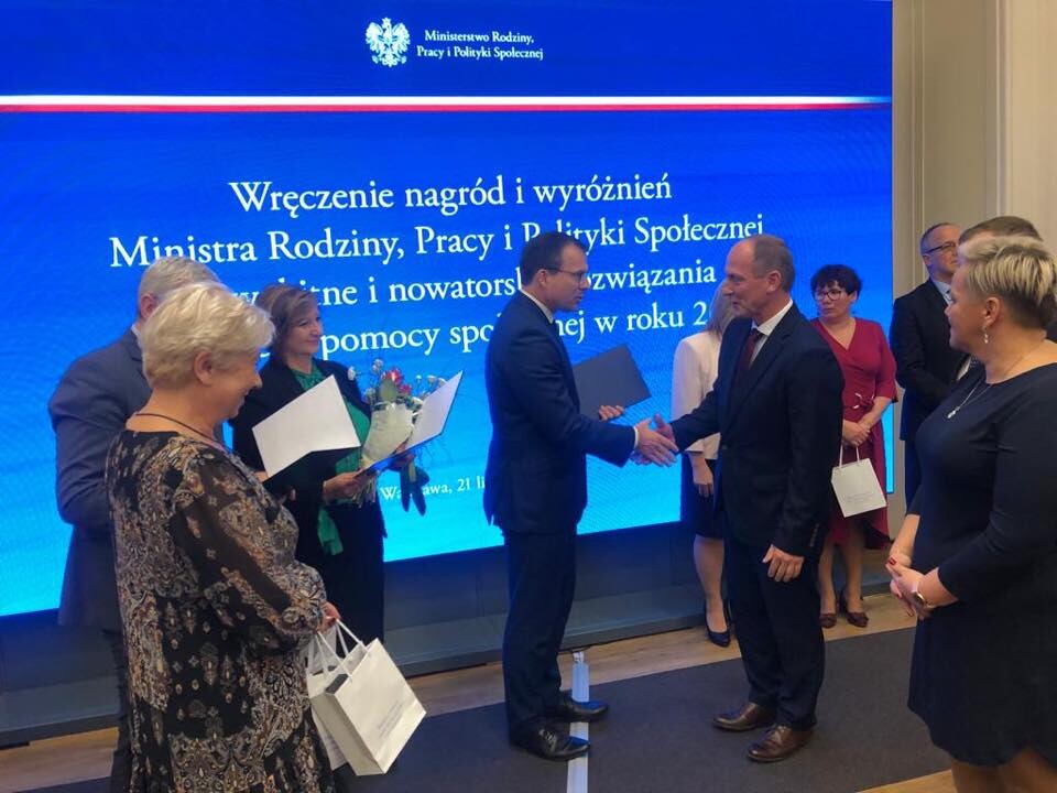 Pracownicy Ośrodka Pomocy Społecznej w Rudzie Śląskiej wyróżnieni przez Ministra Rodziny, Pracy i Polityki Społecznej! Dyrektor Krystian Morys, a także Urszula Cłapka i Fabian Szajor otrzymali list gratulacyjny za wybitne, nowatorskie rozwiązania w zakresie pomocy społecznej w roku 2019.