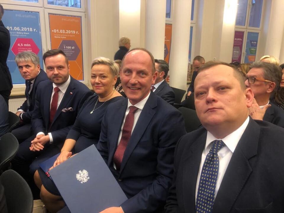 Pracownicy Ośrodka Pomocy Społecznej w Rudzie Śląskiej wyróżnieni przez Ministra Rodziny, Pracy i Polityki Społecznej! Dyrektor Krystian Morys, a także Urszula Cłapka i Fabian Szajor otrzymali list gratulacyjny za wybitne, nowatorskie rozwiązania w zakresie pomocy społecznej w roku 2019.