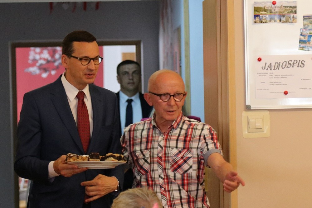 Dziś podopiecznych Domu Seniora "Wigor" w Rudzie Śląskiej odwiedził premier Mateusz Morawiecki. Szef rządu rozmawiał z seniorami o ich problemach oraz funkcjonowaniu rudzkiej placówki. Towarzyszył mu wojewoda śląski - Jarosław Wieczorek oraz wiceprzewodniczący Rady Miasta Ruda Ślaska - Kazimierz Myszur.