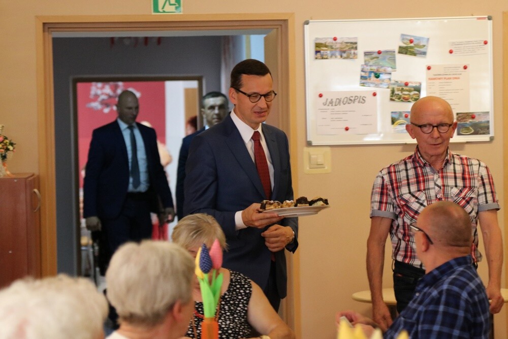 Dziś podopiecznych Domu Seniora "Wigor" w Rudzie Śląskiej odwiedził premier Mateusz Morawiecki. Szef rządu rozmawiał z seniorami o ich problemach oraz funkcjonowaniu rudzkiej placówki. Towarzyszył mu wojewoda śląski - Jarosław Wieczorek oraz wiceprzewodniczący Rady Miasta Ruda Ślaska - Kazimierz Myszur.