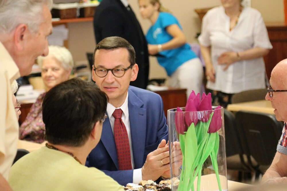 Dziś podopiecznych Domu Seniora "Wigor" w Rudzie Śląskiej odwiedził premier Mateusz Morawiecki. Szef rządu rozmawiał z seniorami o ich problemach oraz funkcjonowaniu rudzkiej placówki. Towarzyszył mu wojewoda śląski - Jarosław Wieczorek oraz wiceprzewodniczący Rady Miasta Ruda Ślaska - Kazimierz Myszur.