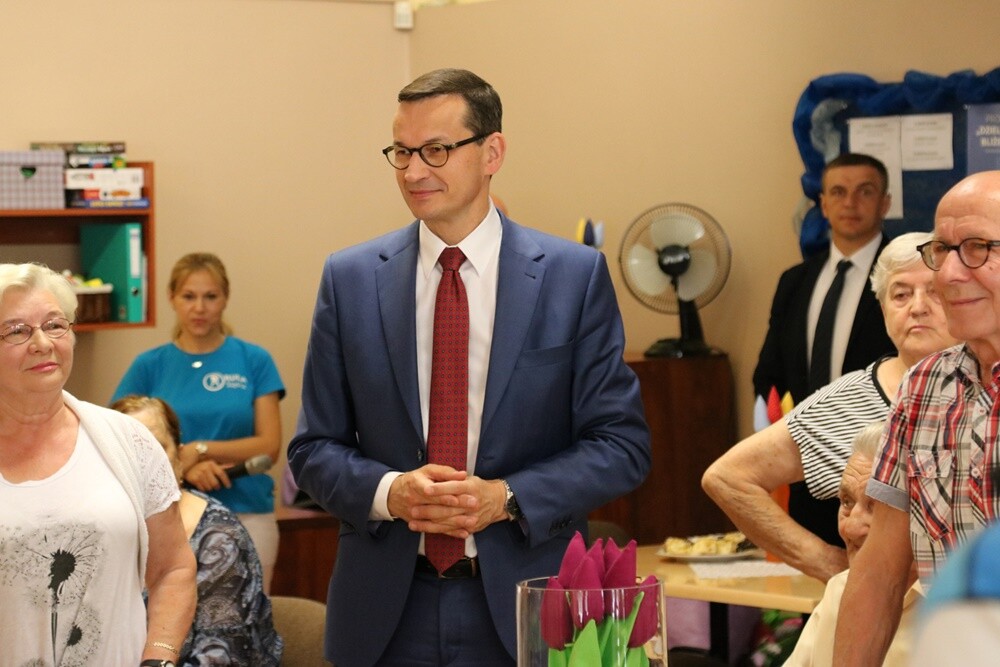 Dziś podopiecznych Domu Seniora "Wigor" w Rudzie Śląskiej odwiedził premier Mateusz Morawiecki. Szef rządu rozmawiał z seniorami o ich problemach oraz funkcjonowaniu rudzkiej placówki. Towarzyszył mu wojewoda śląski - Jarosław Wieczorek oraz wiceprzewodniczący Rady Miasta Ruda Ślaska - Kazimierz Myszur.