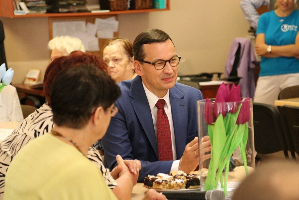Dziś podopiecznych Domu Seniora "Wigor" w Rudzie Śląskiej odwiedził premier Mateusz Morawiecki. Szef rządu rozmawiał z seniorami o ich problemach oraz funkcjonowaniu rudzkiej placówki. Towarzyszył mu wojewoda śląski - Jarosław Wieczorek oraz wiceprzewodniczący Rady Miasta Ruda Ślaska - Kazimierz Myszur.