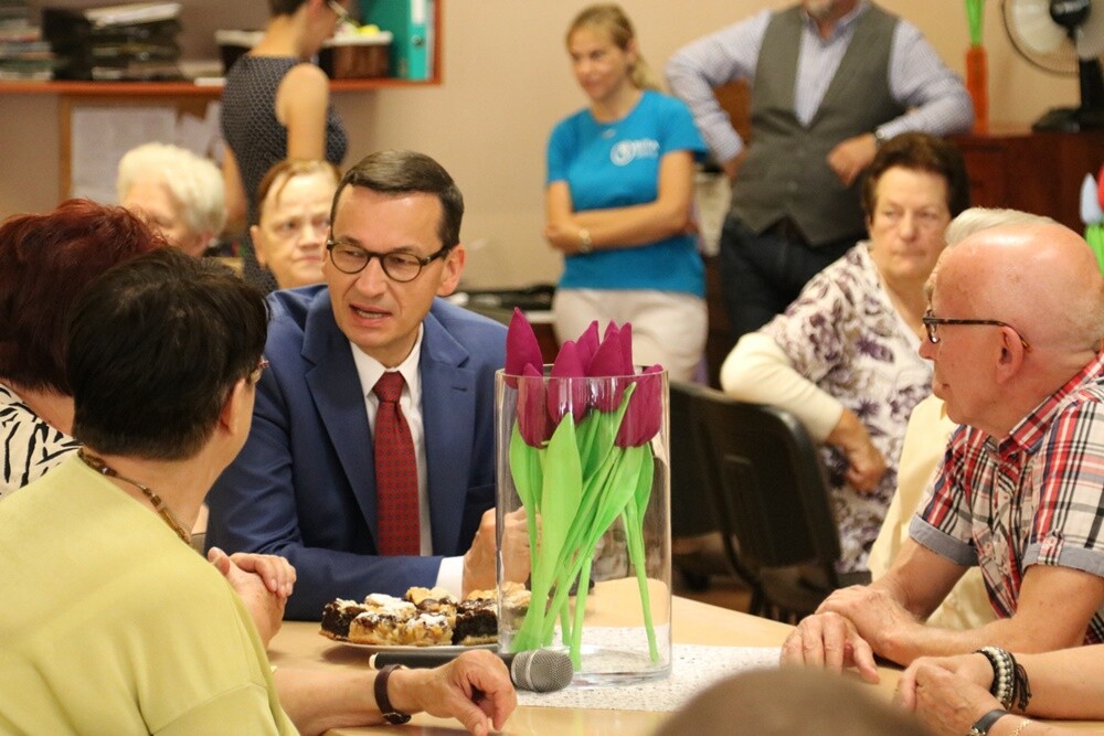 Dziś podopiecznych Domu Seniora "Wigor" w Rudzie Śląskiej odwiedził premier Mateusz Morawiecki. Szef rządu rozmawiał z seniorami o ich problemach oraz funkcjonowaniu rudzkiej placówki. Towarzyszył mu wojewoda śląski - Jarosław Wieczorek oraz wiceprzewodniczący Rady Miasta Ruda Ślaska - Kazimierz Myszur.