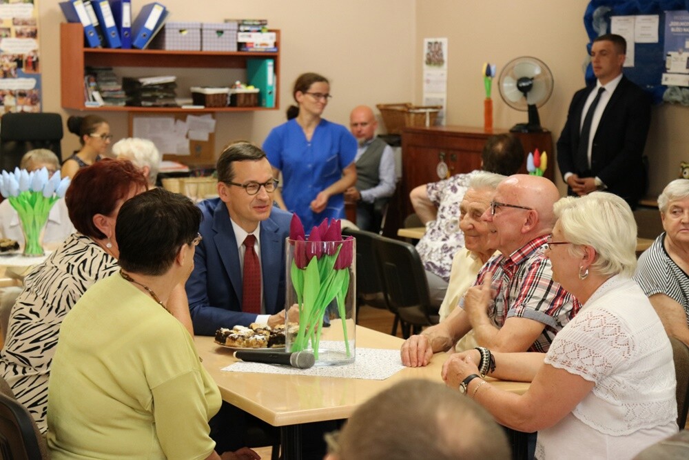 Dziś podopiecznych Domu Seniora "Wigor" w Rudzie Śląskiej odwiedził premier Mateusz Morawiecki. Szef rządu rozmawiał z seniorami o ich problemach oraz funkcjonowaniu rudzkiej placówki. Towarzyszył mu wojewoda śląski - Jarosław Wieczorek oraz wiceprzewodniczący Rady Miasta Ruda Ślaska - Kazimierz Myszur.