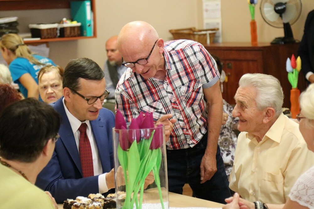 Dziś podopiecznych Domu Seniora "Wigor" w Rudzie Śląskiej odwiedził premier Mateusz Morawiecki. Szef rządu rozmawiał z seniorami o ich problemach oraz funkcjonowaniu rudzkiej placówki. Towarzyszył mu wojewoda śląski - Jarosław Wieczorek oraz wiceprzewodniczący Rady Miasta Ruda Ślaska - Kazimierz Myszur.