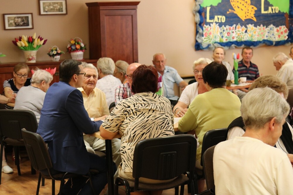 Dziś podopiecznych Domu Seniora "Wigor" w Rudzie Śląskiej odwiedził premier Mateusz Morawiecki. Szef rządu rozmawiał z seniorami o ich problemach oraz funkcjonowaniu rudzkiej placówki. Towarzyszył mu wojewoda śląski - Jarosław Wieczorek oraz wiceprzewodniczący Rady Miasta Ruda Ślaska - Kazimierz Myszur.