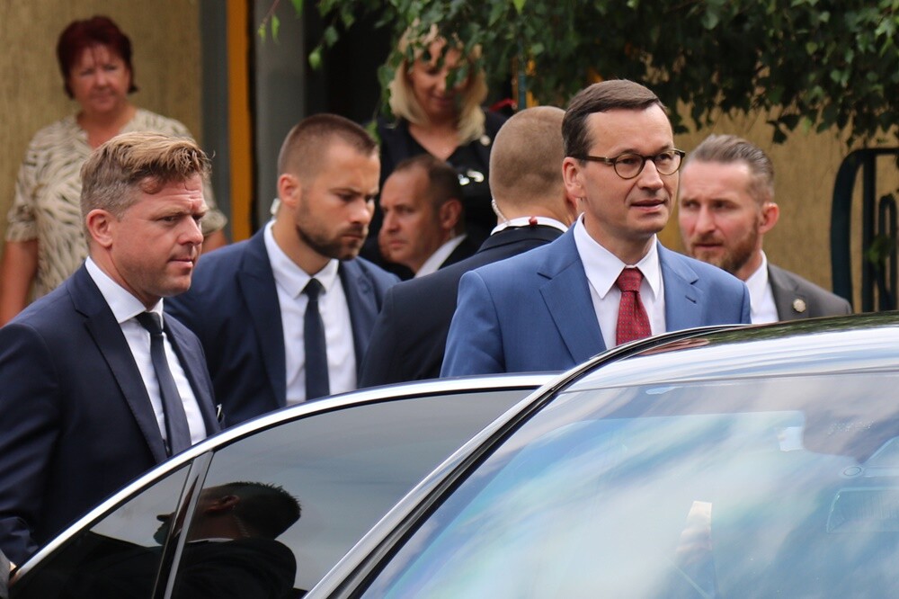 Dziś podopiecznych Domu Seniora "Wigor" w Rudzie Śląskiej odwiedził premier Mateusz Morawiecki. Szef rządu rozmawiał z seniorami o ich problemach oraz funkcjonowaniu rudzkiej placówki. Towarzyszył mu wojewoda śląski - Jarosław Wieczorek oraz wiceprzewodniczący Rady Miasta Ruda Ślaska - Kazimierz Myszur.