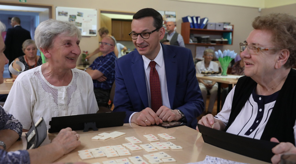 Dziś podopiecznych Domu Seniora "Wigor" w Rudzie Śląskiej odwiedził premier Mateusz Morawiecki. Szef rządu rozmawiał z seniorami o ich problemach oraz funkcjonowaniu rudzkiej placówki. Towarzyszył mu wojewoda śląski - Jarosław Wieczorek oraz wiceprzewodniczący Rady Miasta Ruda Ślaska - Kazimierz Myszur.