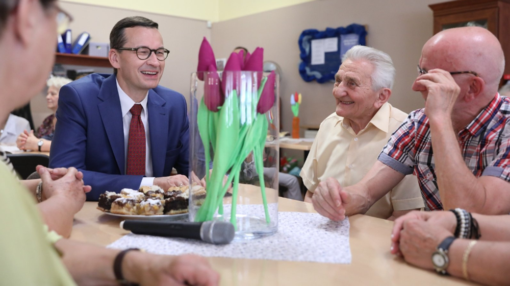 Dziś podopiecznych Domu Seniora "Wigor" w Rudzie Śląskiej odwiedził premier Mateusz Morawiecki. Szef rządu rozmawiał z seniorami o ich problemach oraz funkcjonowaniu rudzkiej placówki. Towarzyszył mu wojewoda śląski - Jarosław Wieczorek oraz wiceprzewodniczący Rady Miasta Ruda Ślaska - Kazimierz Myszur.