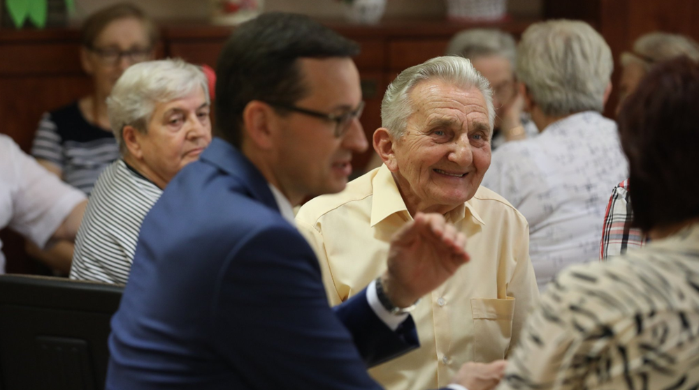 Dziś podopiecznych Domu Seniora "Wigor" w Rudzie Śląskiej odwiedził premier Mateusz Morawiecki. Szef rządu rozmawiał z seniorami o ich problemach oraz funkcjonowaniu rudzkiej placówki. Towarzyszył mu wojewoda śląski - Jarosław Wieczorek oraz wiceprzewodniczący Rady Miasta Ruda Ślaska - Kazimierz Myszur.