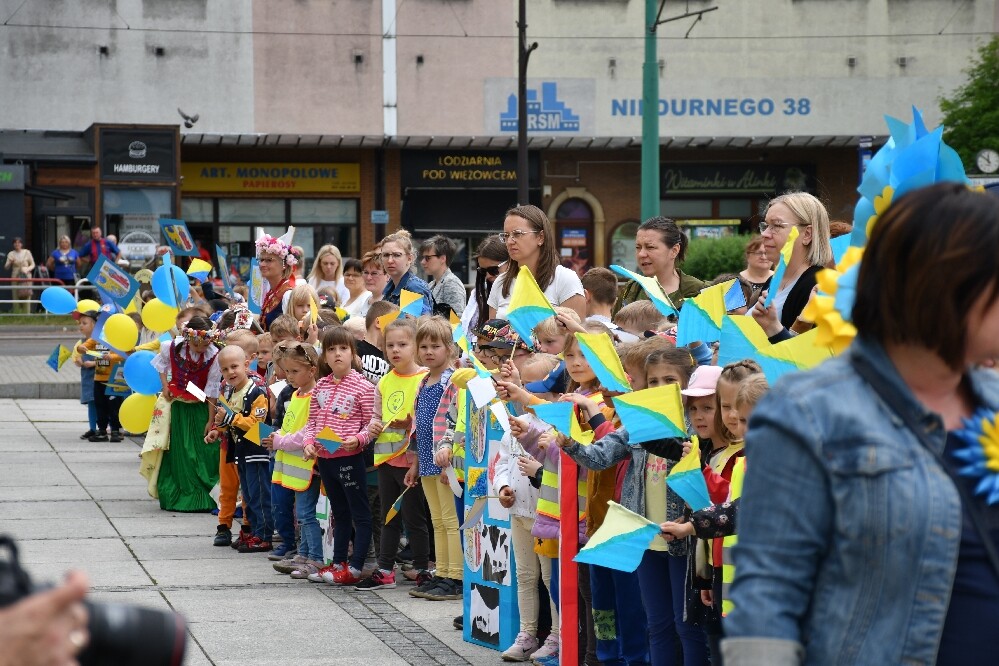Dzisiaj o godz. 12.00 na placu Jana Pawła II odbyła się uroczysta premiera hejnału Rudy Śląskiej. Wykonał go autor – Łukasz Rudnik, rudzianin, który na co dzień jest hejnalistą na wieży Mariackiej w Krakowie.

fot. Jacek Knapik