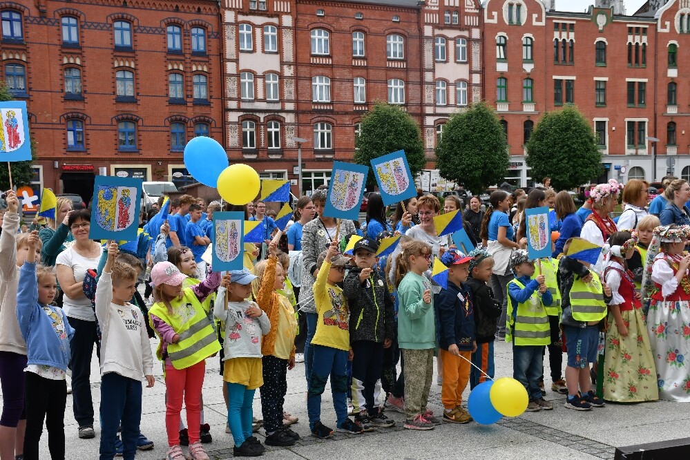 Dzisiaj o godz. 12.00 na placu Jana Pawła II odbyła się uroczysta premiera hejnału Rudy Śląskiej. Wykonał go autor – Łukasz Rudnik, rudzianin, który na co dzień jest hejnalistą na wieży Mariackiej w Krakowie.

fot. Jacek Knapik