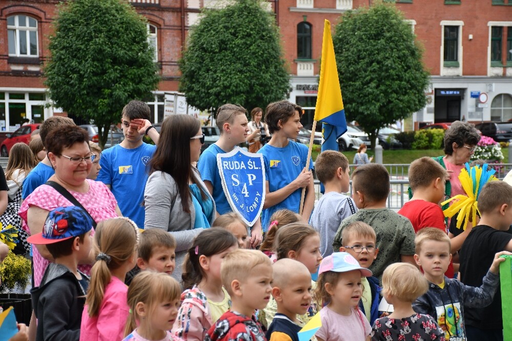 Dzisiaj o godz. 12.00 na placu Jana Pawła II odbyła się uroczysta premiera hejnału Rudy Śląskiej. Wykonał go autor – Łukasz Rudnik, rudzianin, który na co dzień jest hejnalistą na wieży Mariackiej w Krakowie.

fot. Jacek Knapik