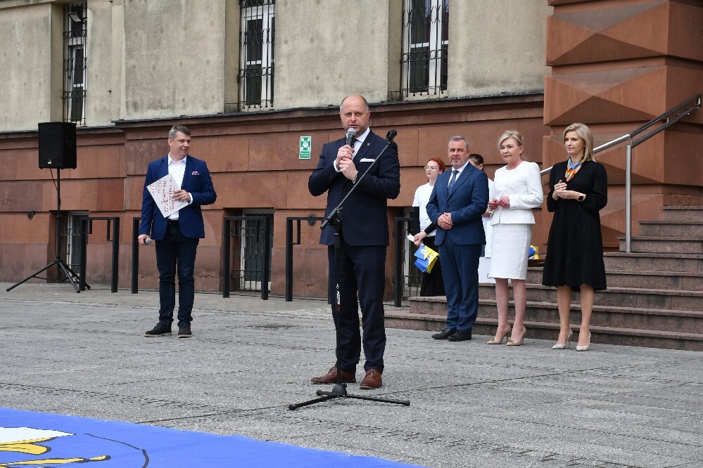 Dzisiaj o godz. 12.00 na placu Jana Pawła II odbyła się uroczysta premiera hejnału Rudy Śląskiej. Wykonał go autor – Łukasz Rudnik, rudzianin, który na co dzień jest hejnalistą na wieży Mariackiej w Krakowie.

fot. Jacek Knapik