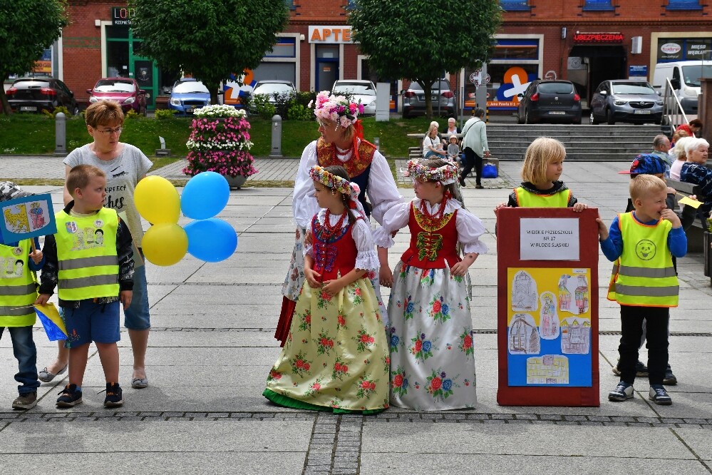 Dzisiaj o godz. 12.00 na placu Jana Pawła II odbyła się uroczysta premiera hejnału Rudy Śląskiej. Wykonał go autor – Łukasz Rudnik, rudzianin, który na co dzień jest hejnalistą na wieży Mariackiej w Krakowie.

fot. Jacek Knapik