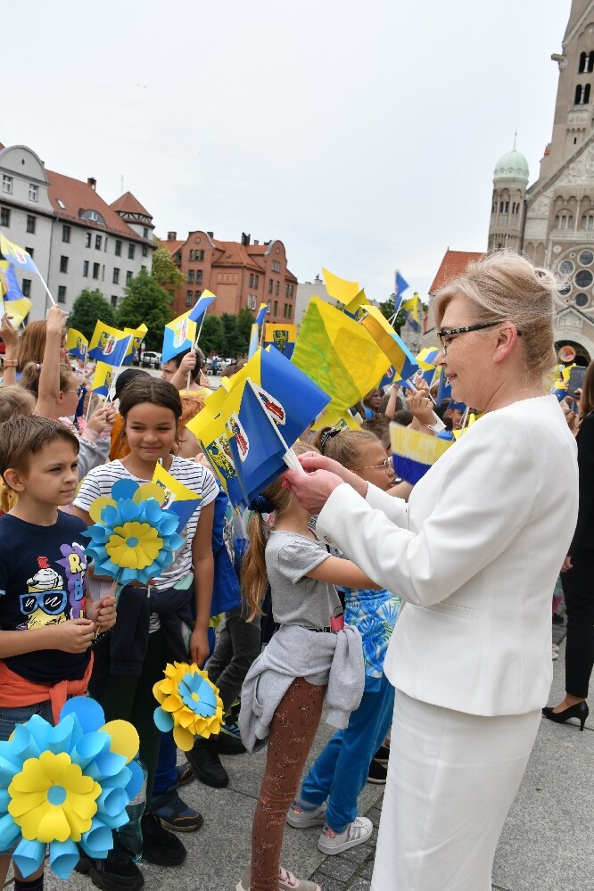 Dzisiaj o godz. 12.00 na placu Jana Pawła II odbyła się uroczysta premiera hejnału Rudy Śląskiej. Wykonał go autor – Łukasz Rudnik, rudzianin, który na co dzień jest hejnalistą na wieży Mariackiej w Krakowie.

fot. Jacek Knapik