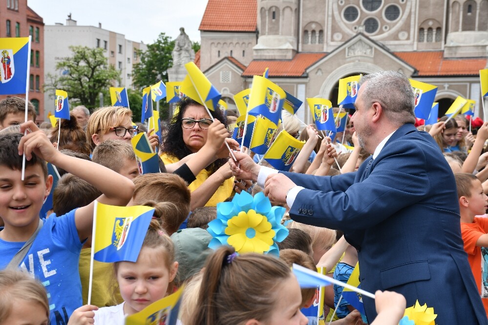 Dzisiaj o godz. 12.00 na placu Jana Pawła II odbyła się uroczysta premiera hejnału Rudy Śląskiej. Wykonał go autor – Łukasz Rudnik, rudzianin, który na co dzień jest hejnalistą na wieży Mariackiej w Krakowie.

fot. Jacek Knapik