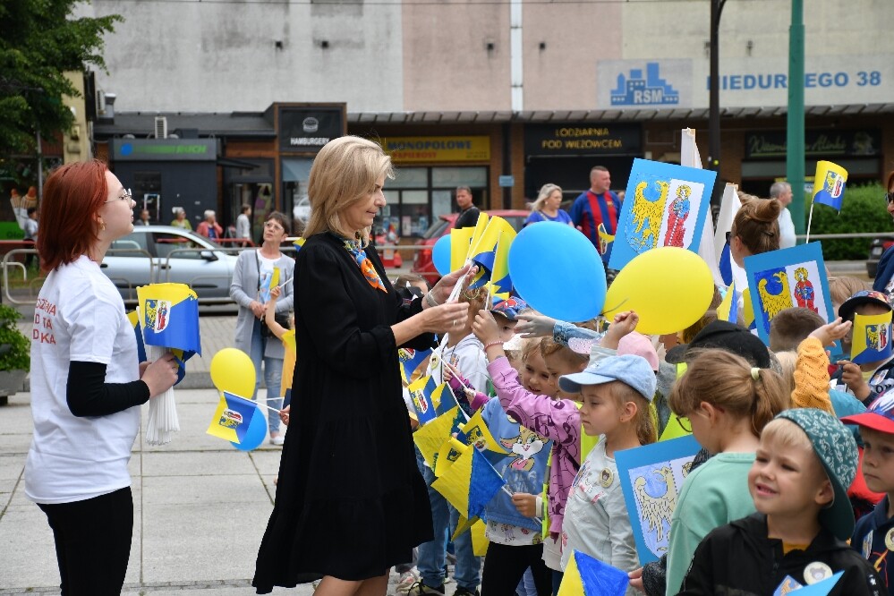 Dzisiaj o godz. 12.00 na placu Jana Pawła II odbyła się uroczysta premiera hejnału Rudy Śląskiej. Wykonał go autor – Łukasz Rudnik, rudzianin, który na co dzień jest hejnalistą na wieży Mariackiej w Krakowie.

fot. Jacek Knapik