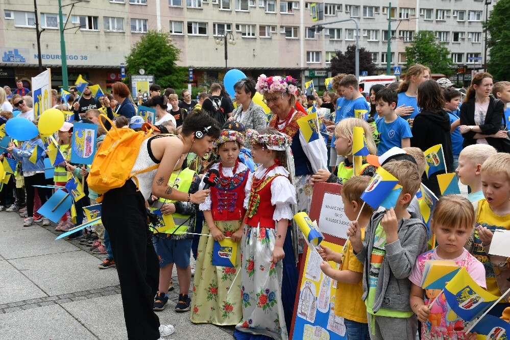 Dzisiaj o godz. 12.00 na placu Jana Pawła II odbyła się uroczysta premiera hejnału Rudy Śląskiej. Wykonał go autor – Łukasz Rudnik, rudzianin, który na co dzień jest hejnalistą na wieży Mariackiej w Krakowie.

fot. Jacek Knapik