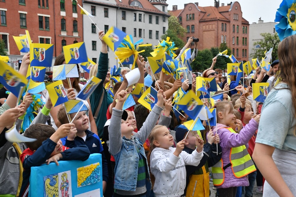 Dzisiaj o godz. 12.00 na placu Jana Pawła II odbyła się uroczysta premiera hejnału Rudy Śląskiej. Wykonał go autor – Łukasz Rudnik, rudzianin, który na co dzień jest hejnalistą na wieży Mariackiej w Krakowie.

fot. Jacek Knapik