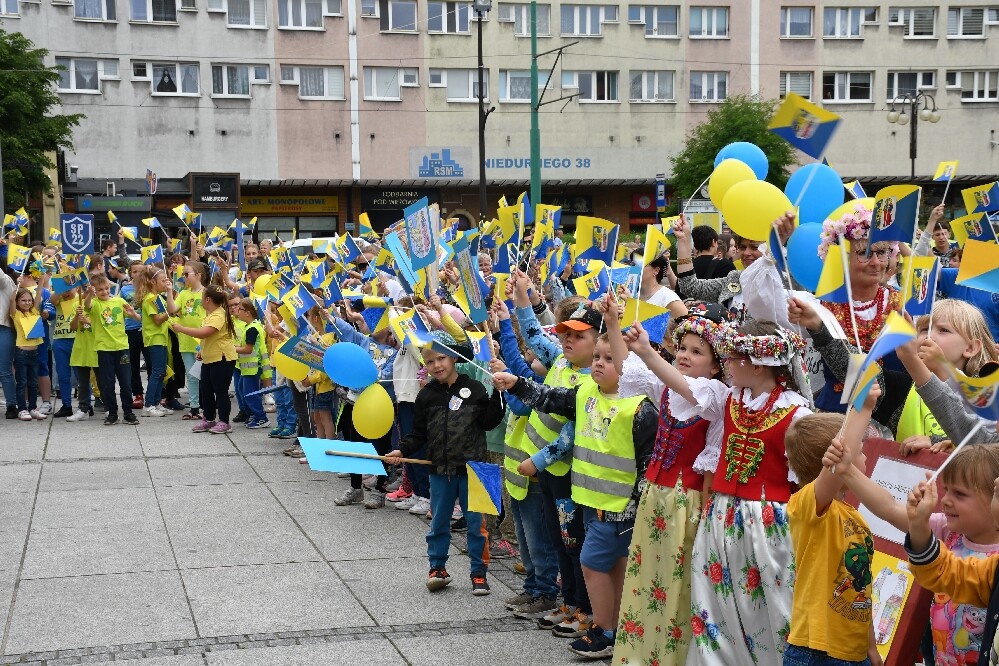 Dzisiaj o godz. 12.00 na placu Jana Pawła II odbyła się uroczysta premiera hejnału Rudy Śląskiej. Wykonał go autor – Łukasz Rudnik, rudzianin, który na co dzień jest hejnalistą na wieży Mariackiej w Krakowie.

fot. Jacek Knapik