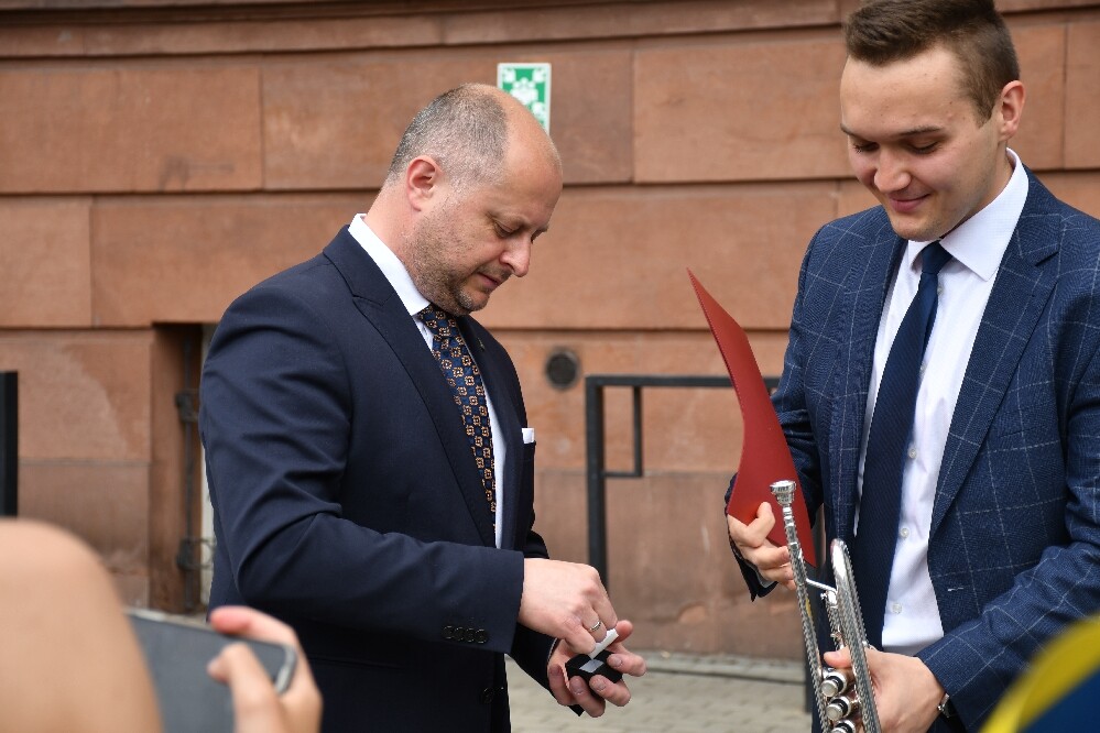 Dzisiaj o godz. 12.00 na placu Jana Pawła II odbyła się uroczysta premiera hejnału Rudy Śląskiej. Wykonał go autor – Łukasz Rudnik, rudzianin, który na co dzień jest hejnalistą na wieży Mariackiej w Krakowie.

fot. Jacek Knapik