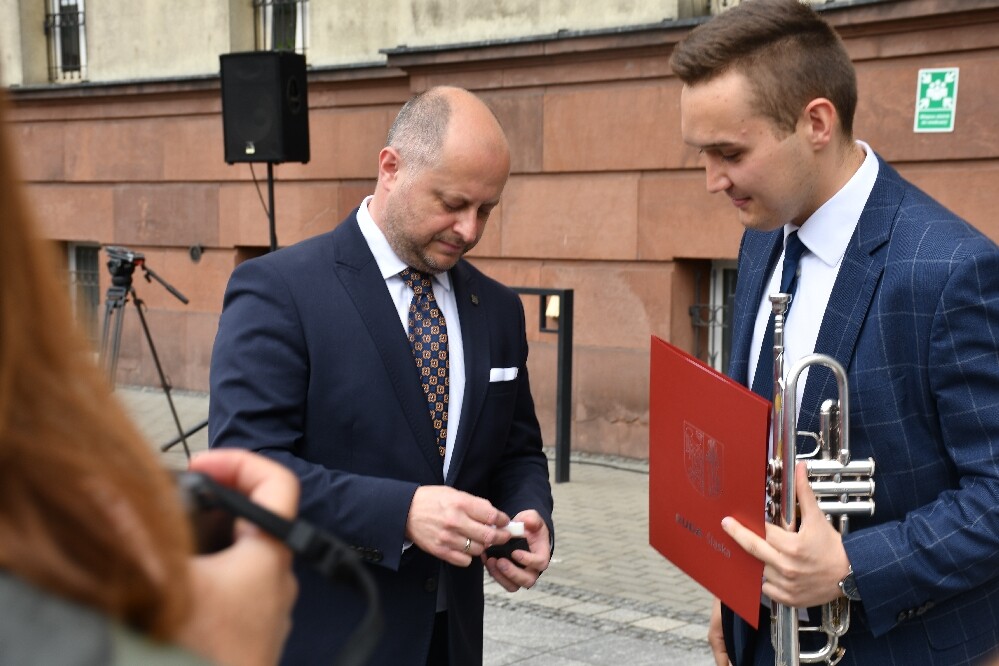 Dzisiaj o godz. 12.00 na placu Jana Pawła II odbyła się uroczysta premiera hejnału Rudy Śląskiej. Wykonał go autor – Łukasz Rudnik, rudzianin, który na co dzień jest hejnalistą na wieży Mariackiej w Krakowie.

fot. Jacek Knapik