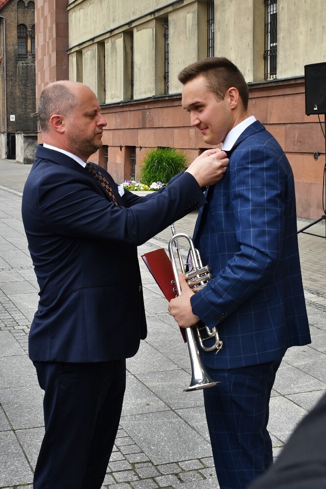 Dzisiaj o godz. 12.00 na placu Jana Pawła II odbyła się uroczysta premiera hejnału Rudy Śląskiej. Wykonał go autor – Łukasz Rudnik, rudzianin, który na co dzień jest hejnalistą na wieży Mariackiej w Krakowie.

fot. Jacek Knapik