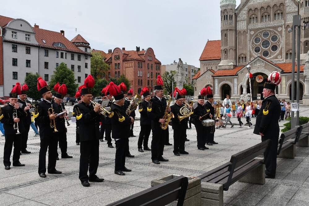Dzisiaj o godz. 12.00 na placu Jana Pawła II odbyła się uroczysta premiera hejnału Rudy Śląskiej. Wykonał go autor – Łukasz Rudnik, rudzianin, który na co dzień jest hejnalistą na wieży Mariackiej w Krakowie.

fot. Jacek Knapik