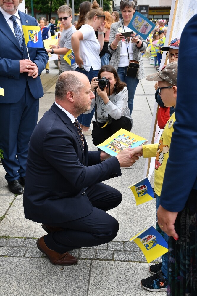 Dzisiaj o godz. 12.00 na placu Jana Pawła II odbyła się uroczysta premiera hejnału Rudy Śląskiej. Wykonał go autor – Łukasz Rudnik, rudzianin, który na co dzień jest hejnalistą na wieży Mariackiej w Krakowie.

fot. Jacek Knapik
