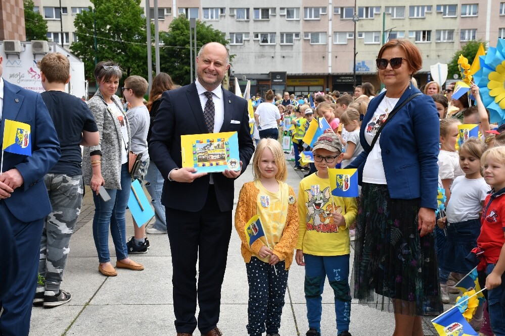 Dzisiaj o godz. 12.00 na placu Jana Pawła II odbyła się uroczysta premiera hejnału Rudy Śląskiej. Wykonał go autor – Łukasz Rudnik, rudzianin, który na co dzień jest hejnalistą na wieży Mariackiej w Krakowie.

fot. Jacek Knapik