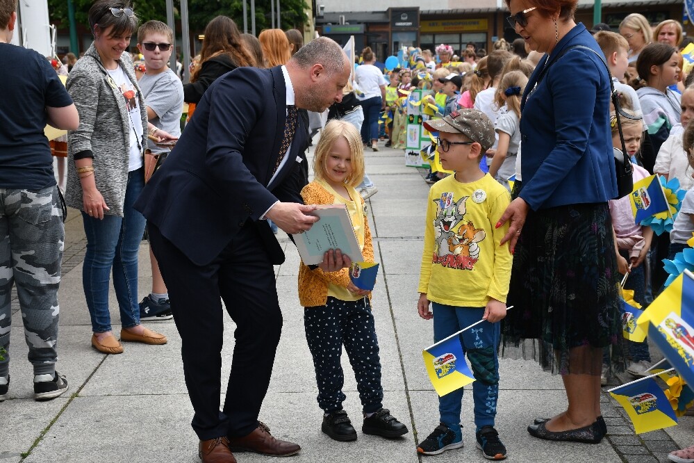 Dzisiaj o godz. 12.00 na placu Jana Pawła II odbyła się uroczysta premiera hejnału Rudy Śląskiej. Wykonał go autor – Łukasz Rudnik, rudzianin, który na co dzień jest hejnalistą na wieży Mariackiej w Krakowie.

fot. Jacek Knapik