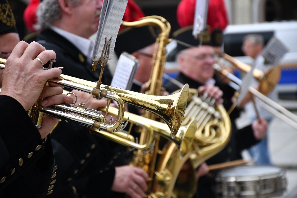 Dzisiaj o godz. 12.00 na placu Jana Pawła II odbyła się uroczysta premiera hejnału Rudy Śląskiej. Wykonał go autor – Łukasz Rudnik, rudzianin, który na co dzień jest hejnalistą na wieży Mariackiej w Krakowie.

fot. Jacek Knapik